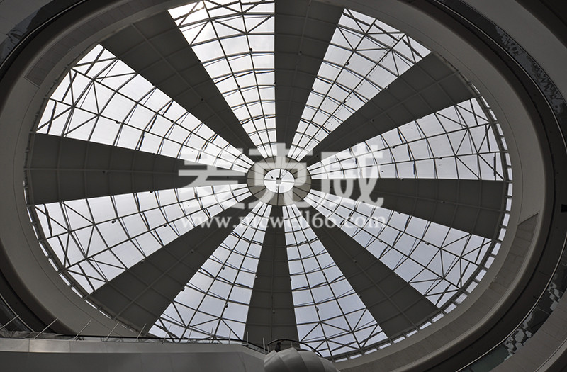 中廳旋轉開合屋頂